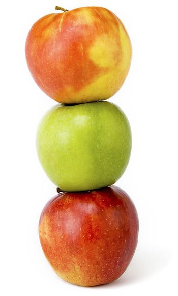 três maçãs empilhadas